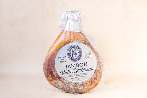 Image de notre Jambon de la Vallée d'Ossau, jambon artisanal et authentique affiné plusieurs mois dans nos séchoirs naturels au cœur des Pyrénées. Produit sans conservateurs ni additifs, idéal pour vos apéritifs et repas conviviaux.