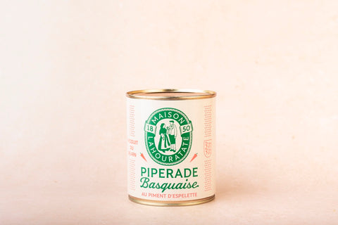 Conserve de Piperade Basquaise colorée avec tomates, poivrons, oignons et œufs