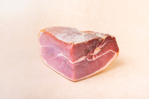 Image d'un quart de Jambon de la Vallée d'Ossau, jambon artisanal et authentique affiné plusieurs mois dans nos séchoirs naturels au cœur des Pyrénées. Produit sans conservateurs ni additifs, idéal pour vos apéritifs et repas conviviaux.